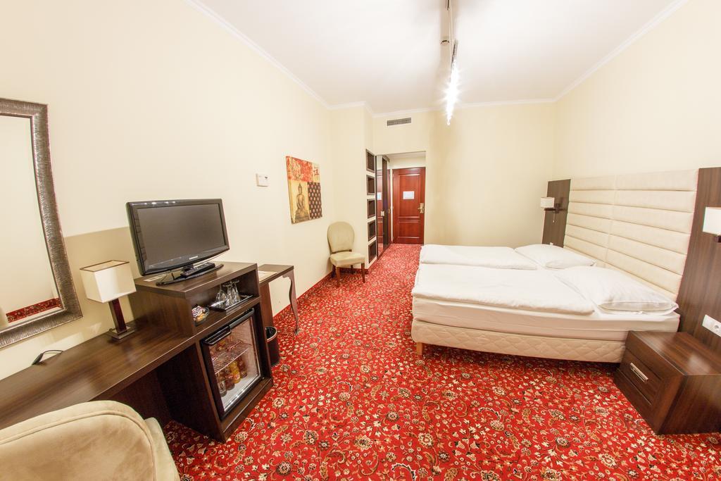 Hotel Kristaly Imperial Tata Exterior photo